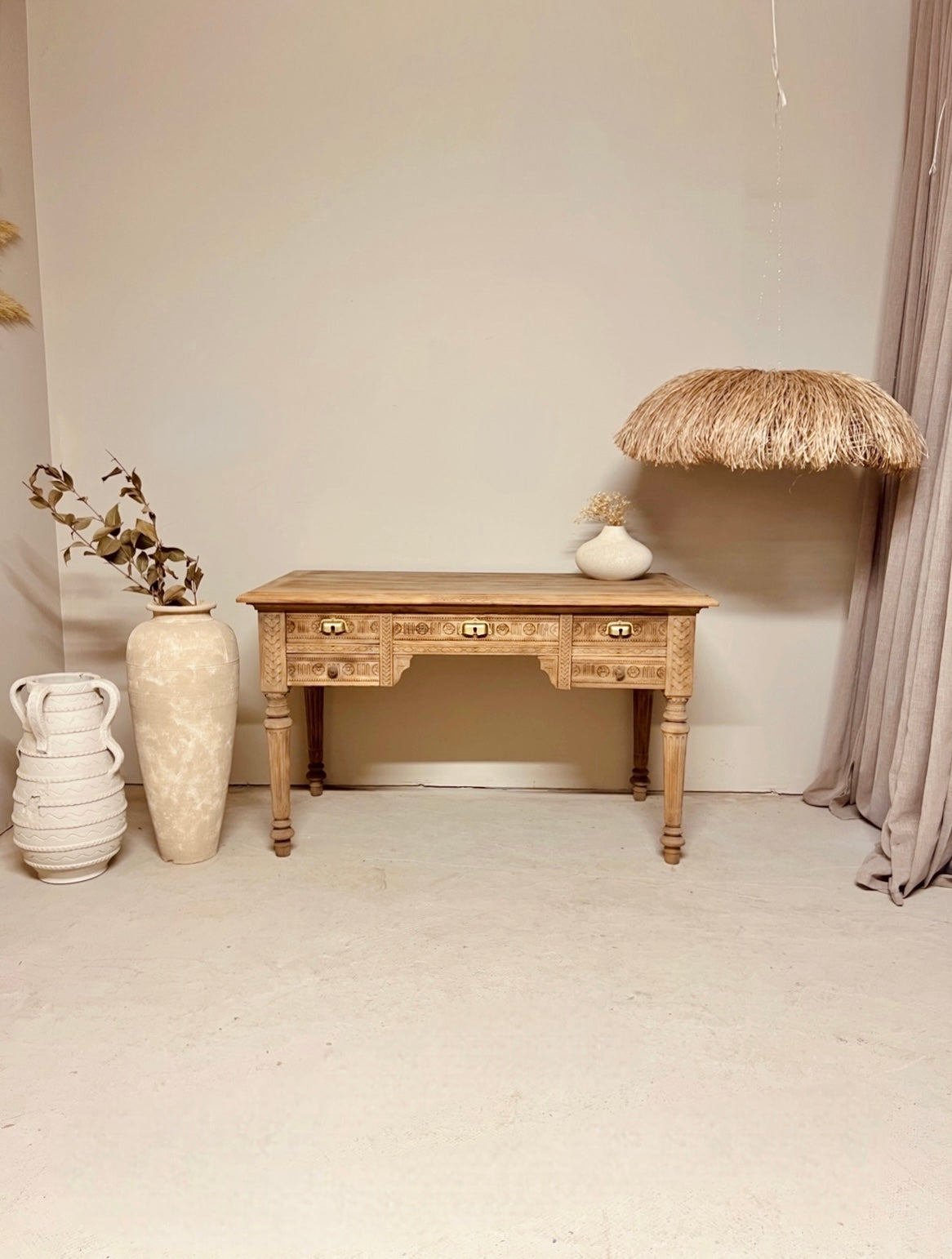 Bureau sculpté en chêne massif