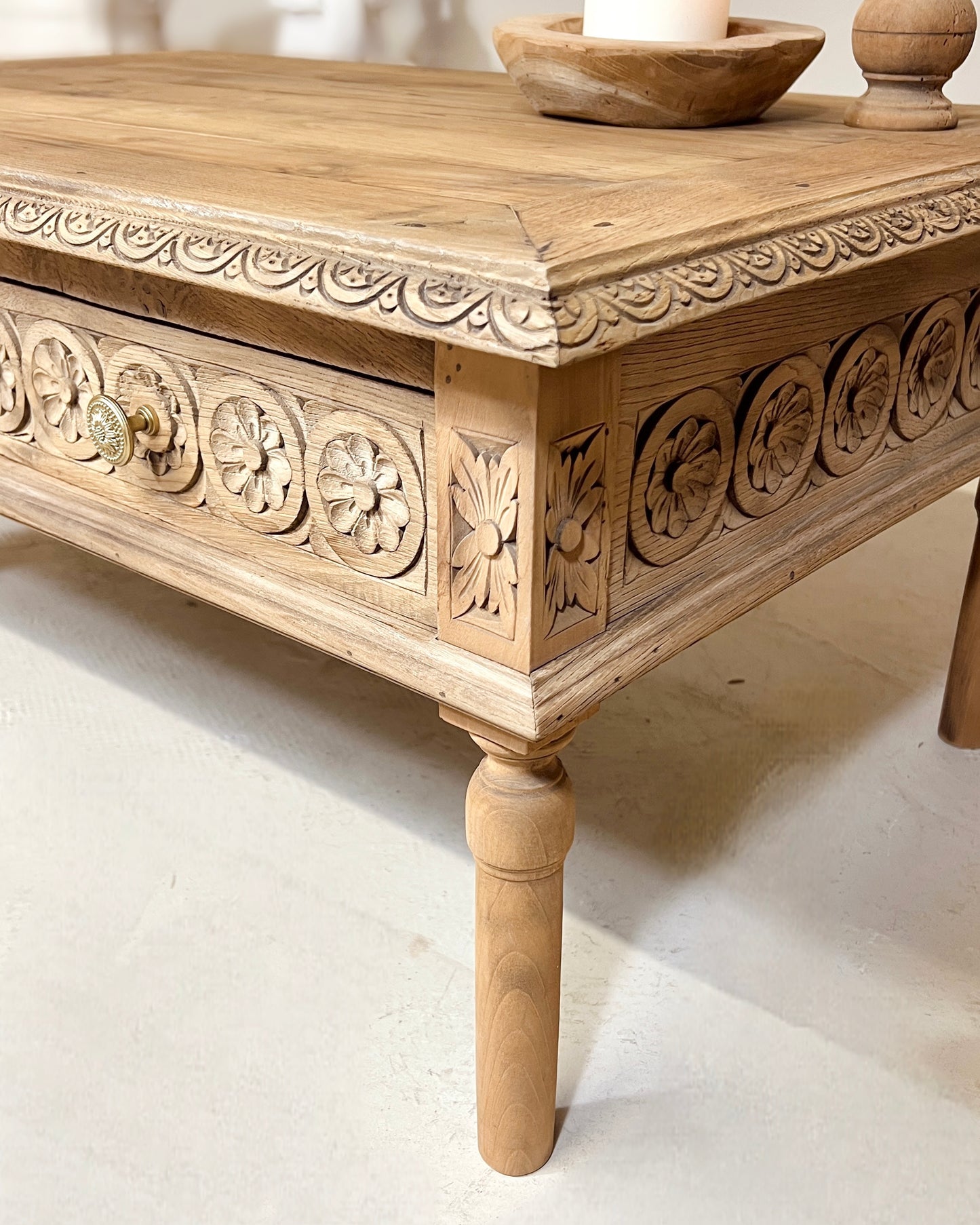 Table basse sculptée