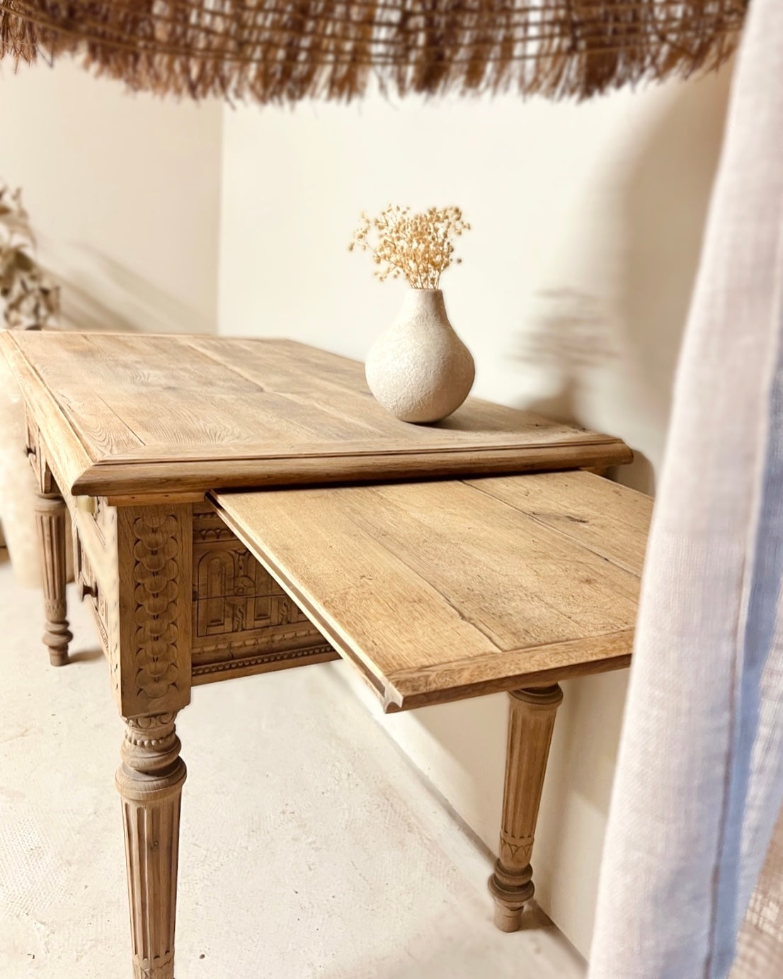 Bureau sculpté en chêne massif