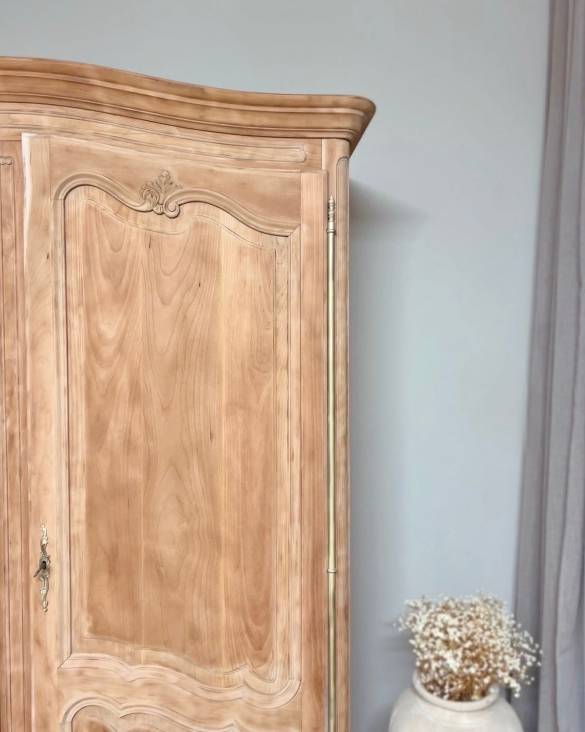 Armoire en merisier massif