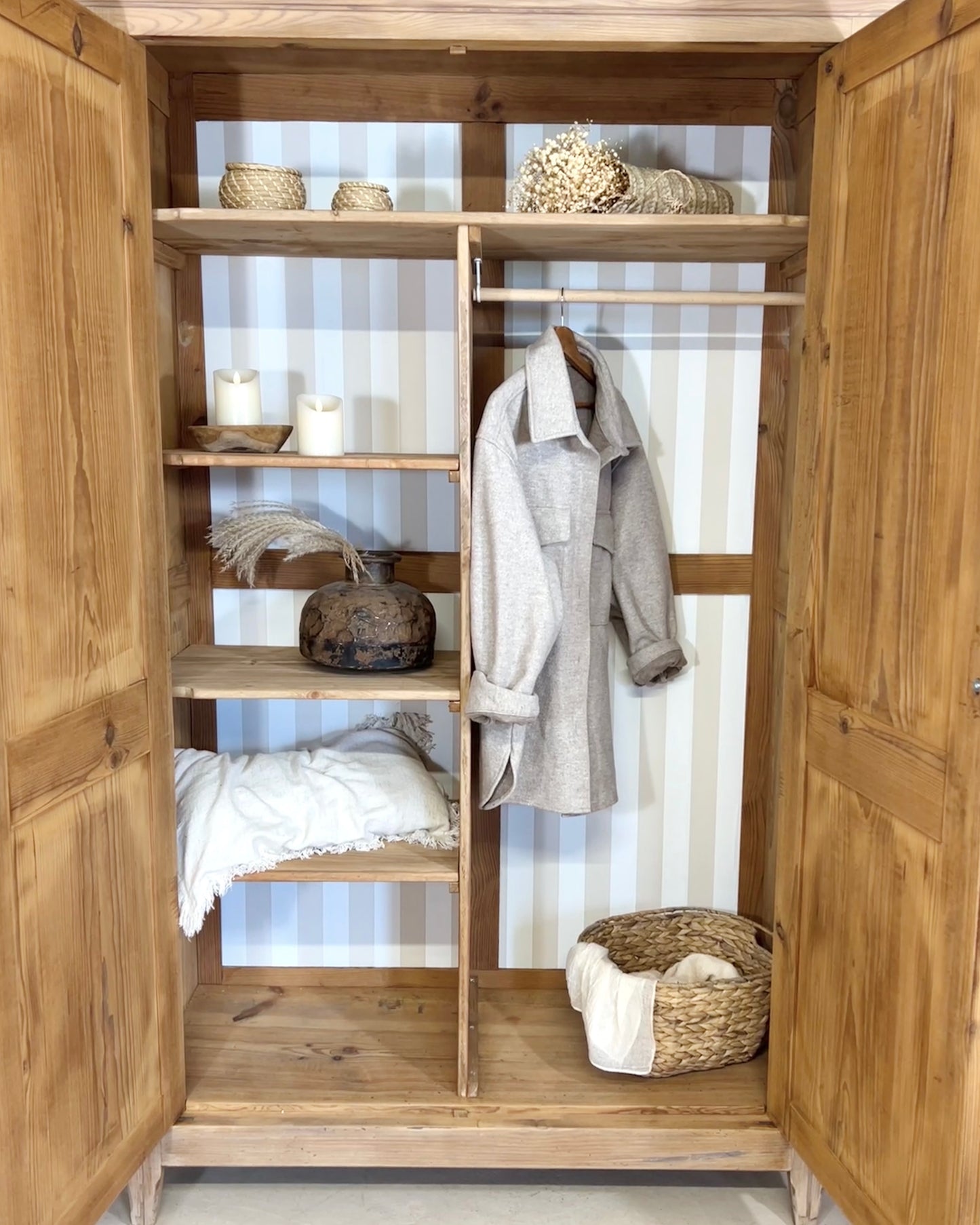 Armoire ancienne en bois massif