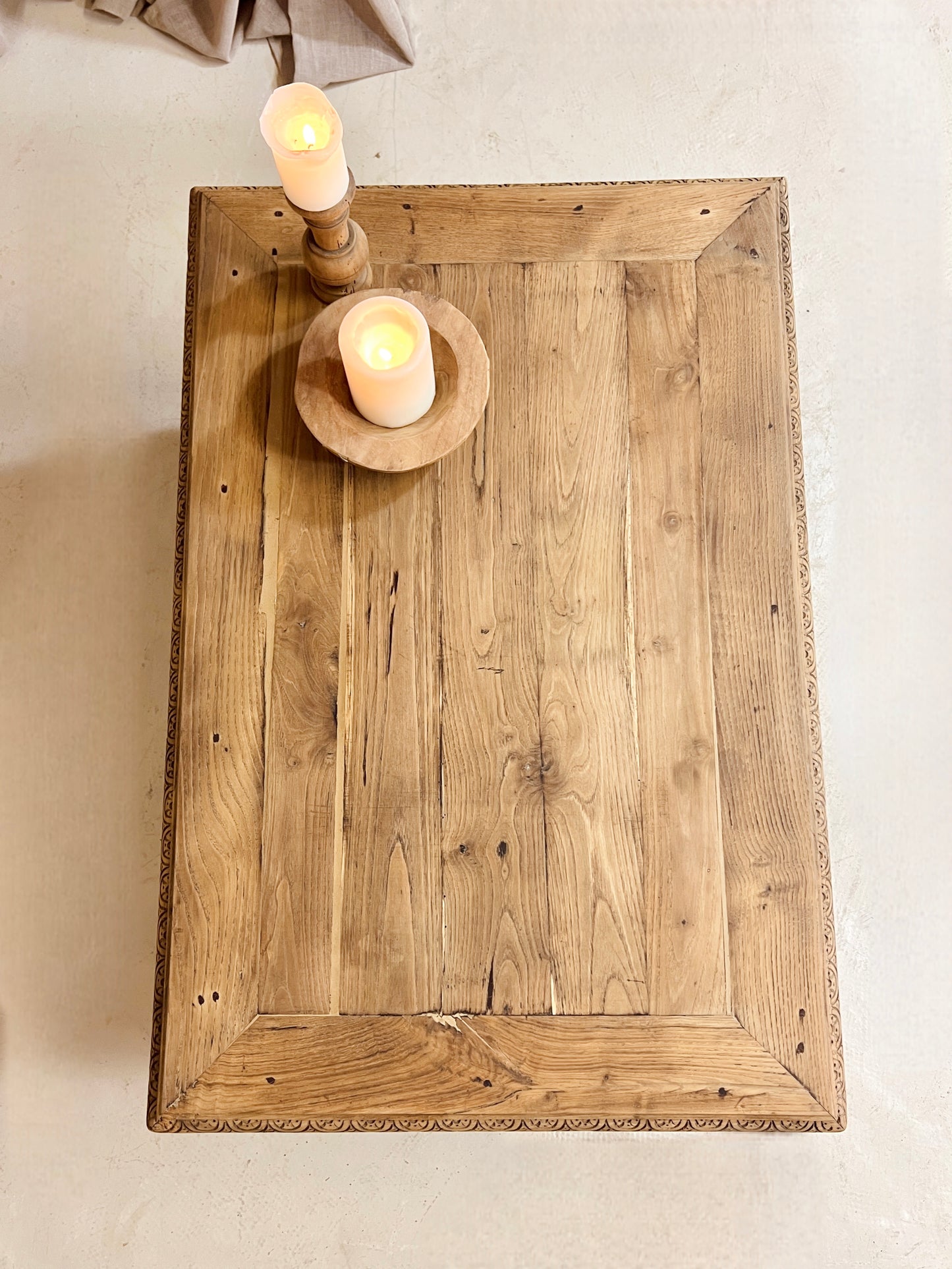 Table basse sculptée