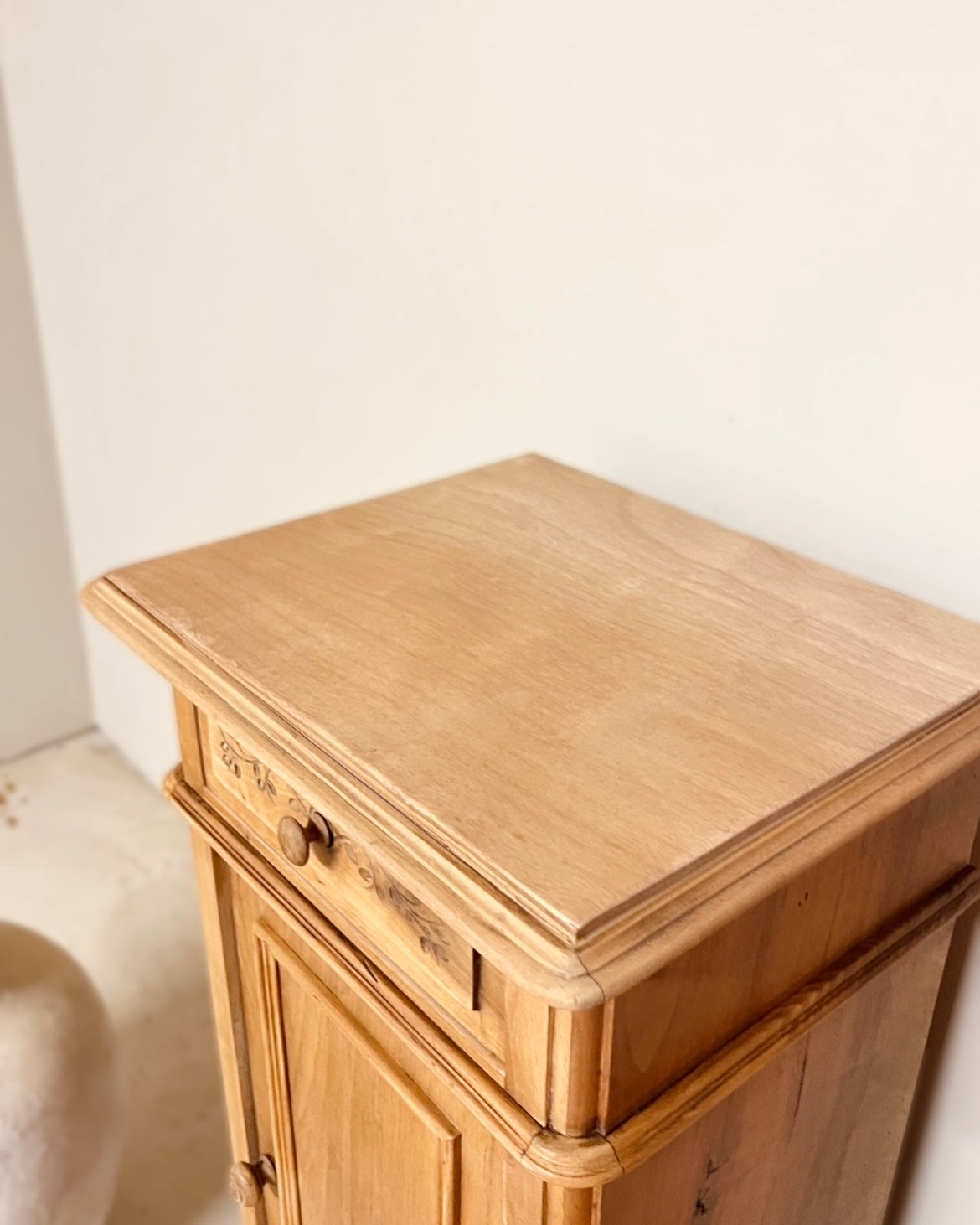 Meuble d’appoint ou chevet en bois massif