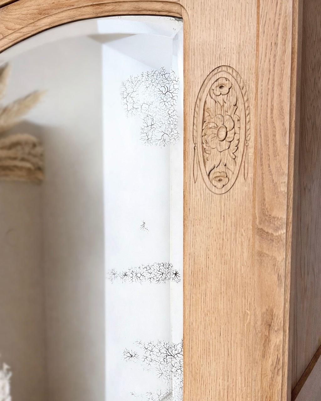 Armoire sculptée en chêne massif