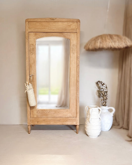 Armoire sculptée en chêne massif