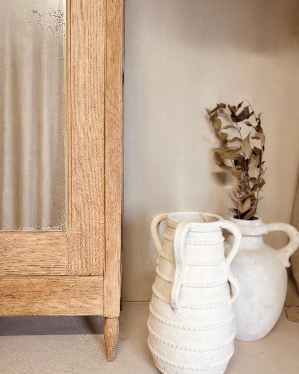 Armoire sculptée en chêne massif