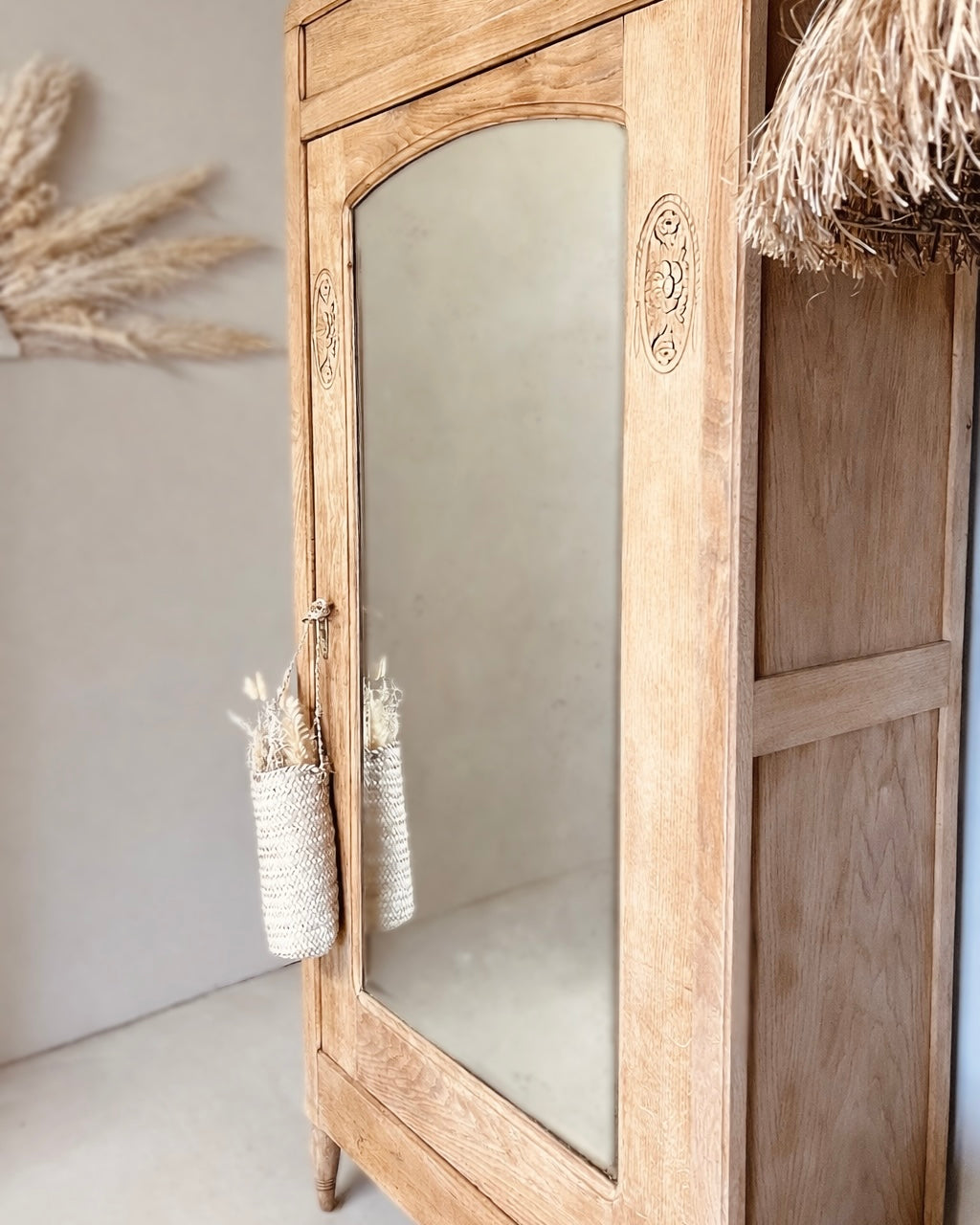 Armoire sculptée en chêne massif