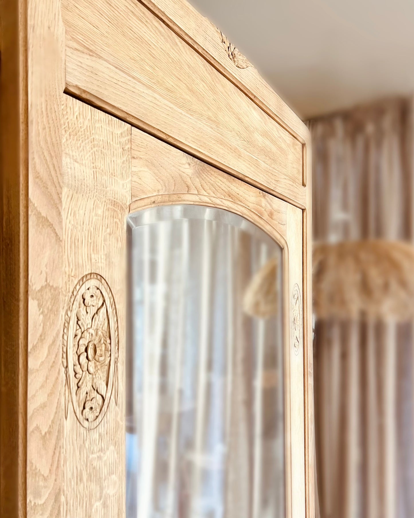 Armoire sculptée en chêne massif