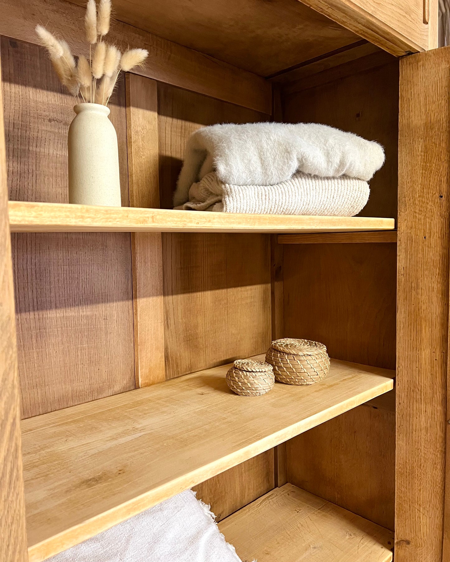 Armoire sculptée en chêne massif