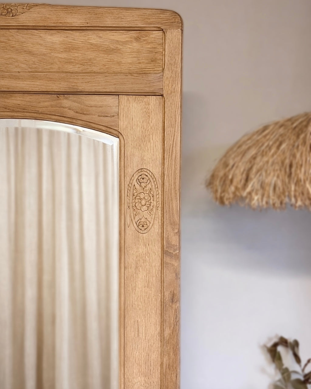 Armoire sculptée en chêne massif