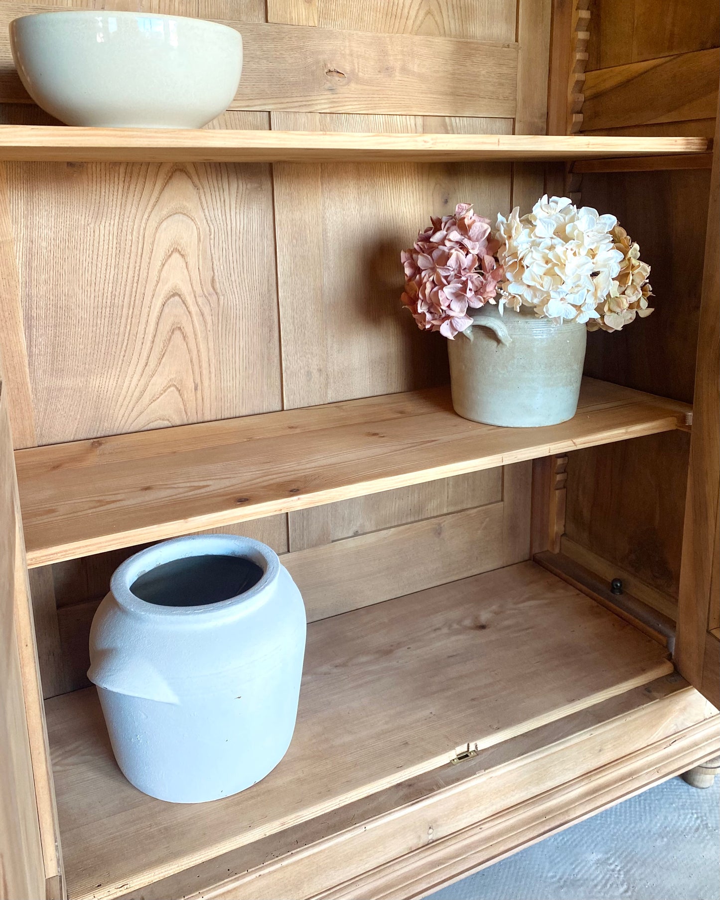 Vitrine en noyer massif