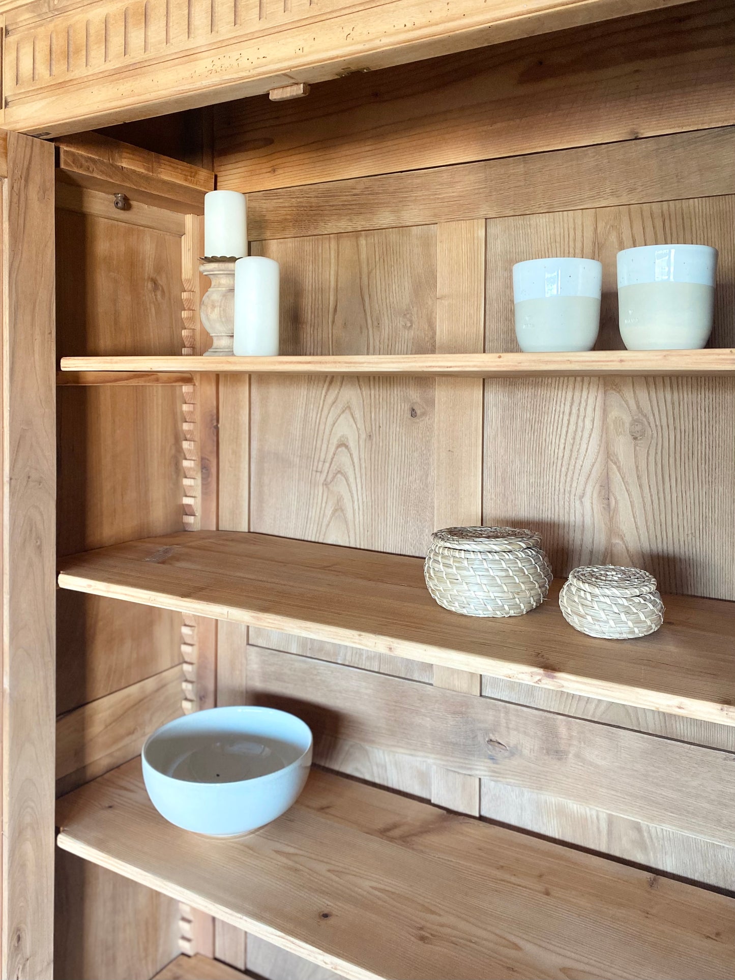 Vitrine en noyer massif