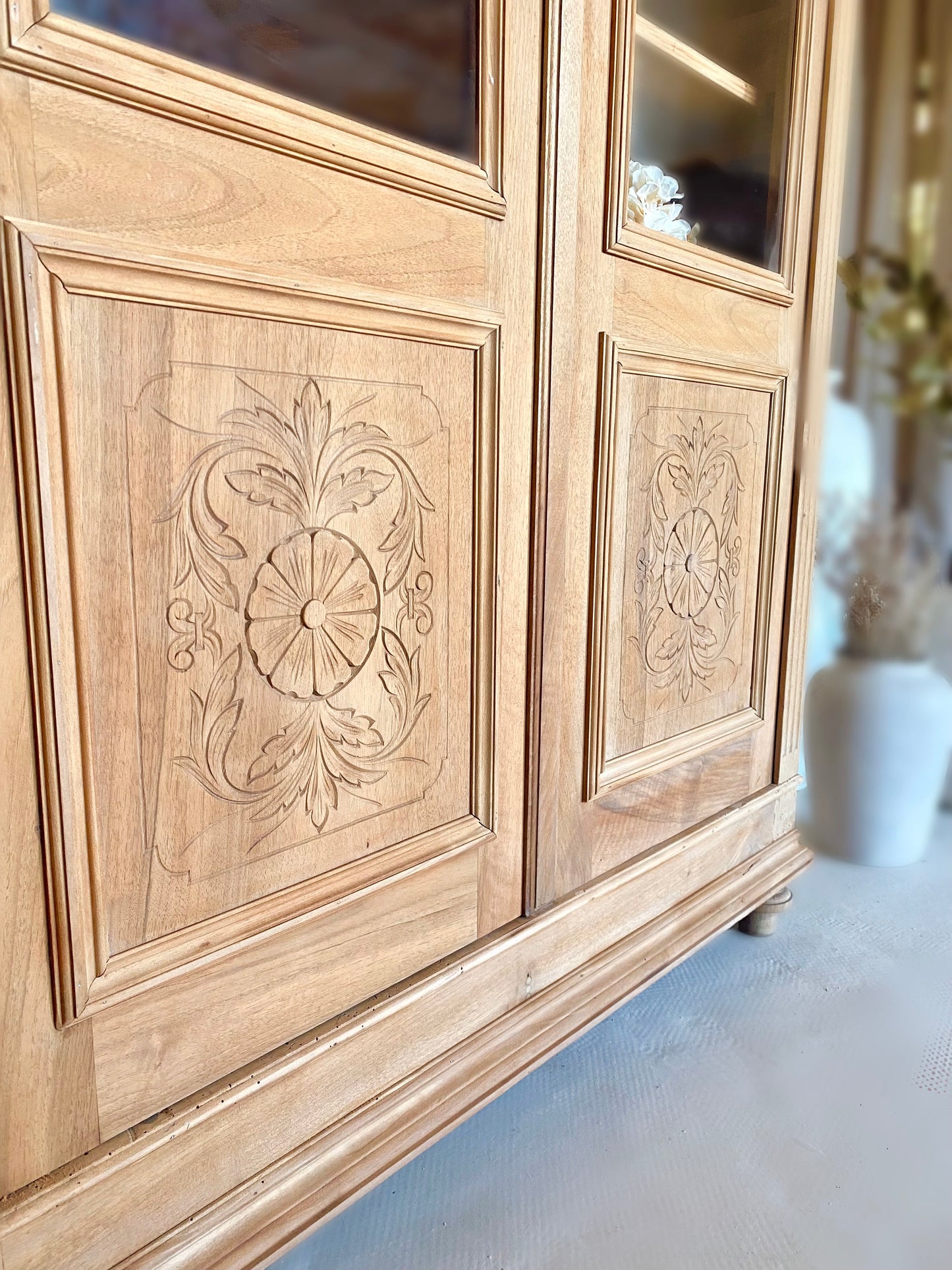 Vitrine en noyer massif