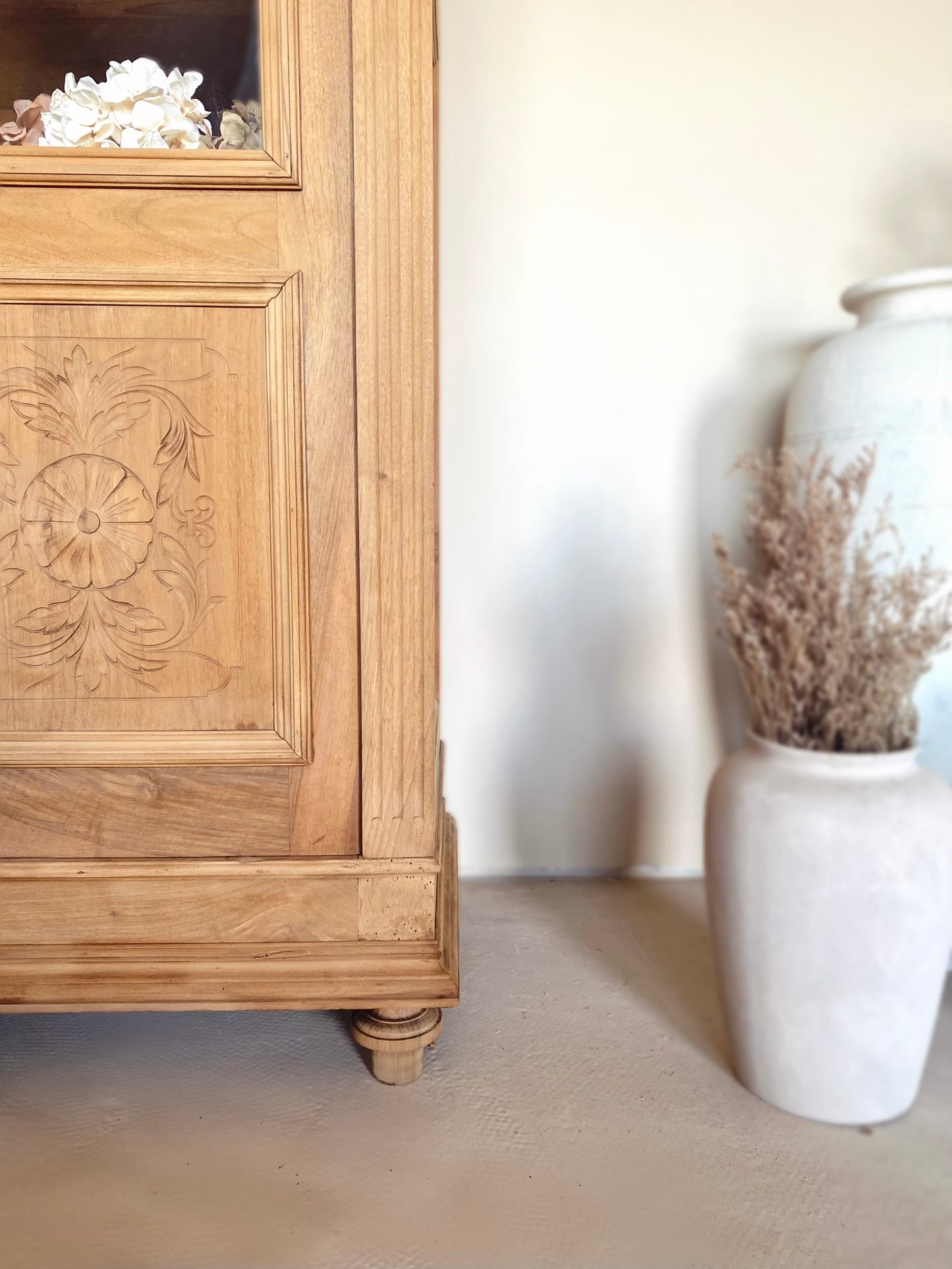 Vitrine en noyer massif