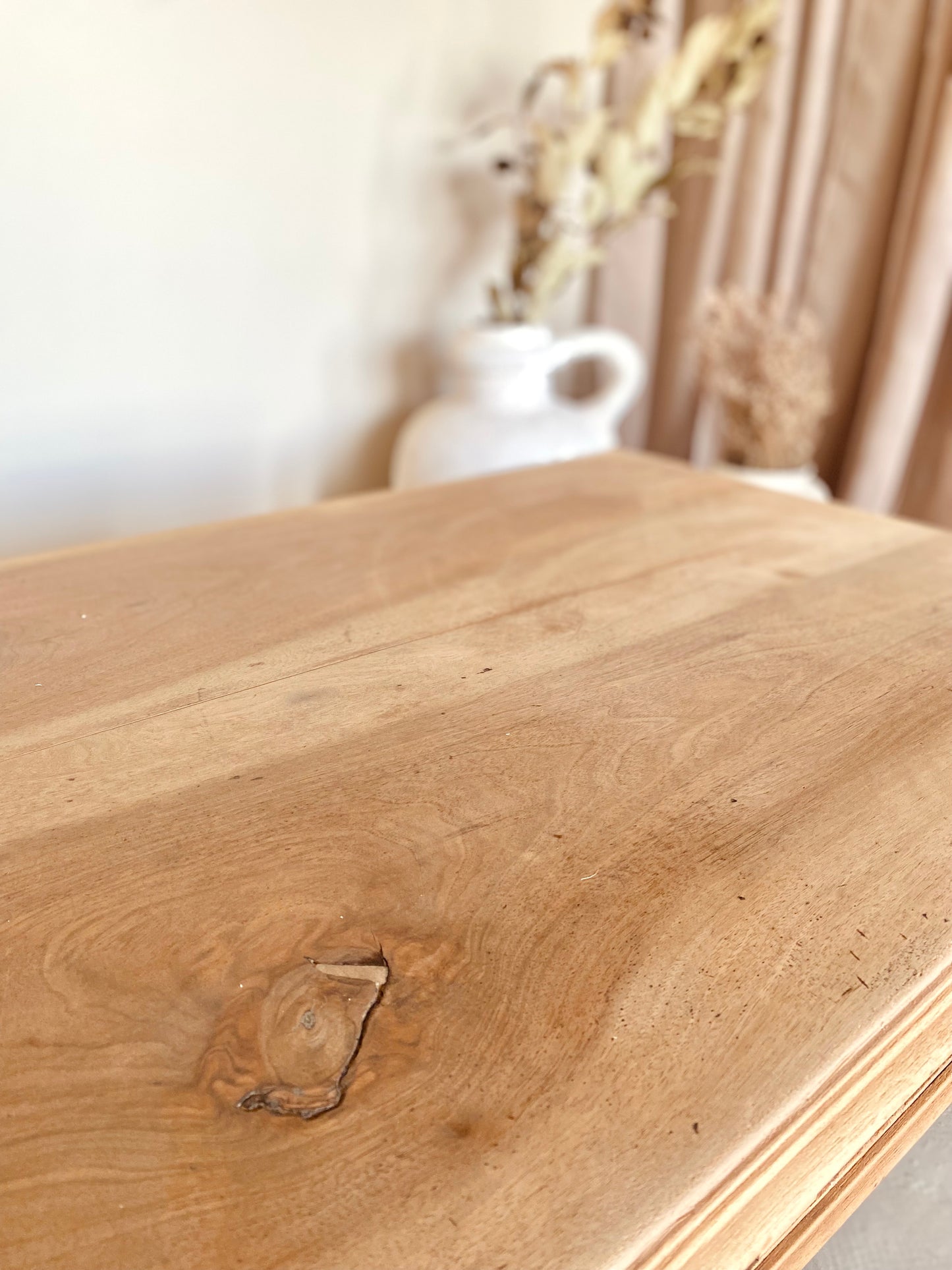 Table basse sculptée en noyer massif