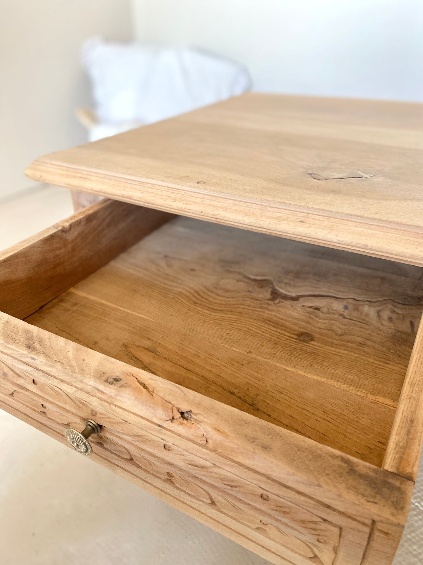 Table basse sculptée en noyer massif