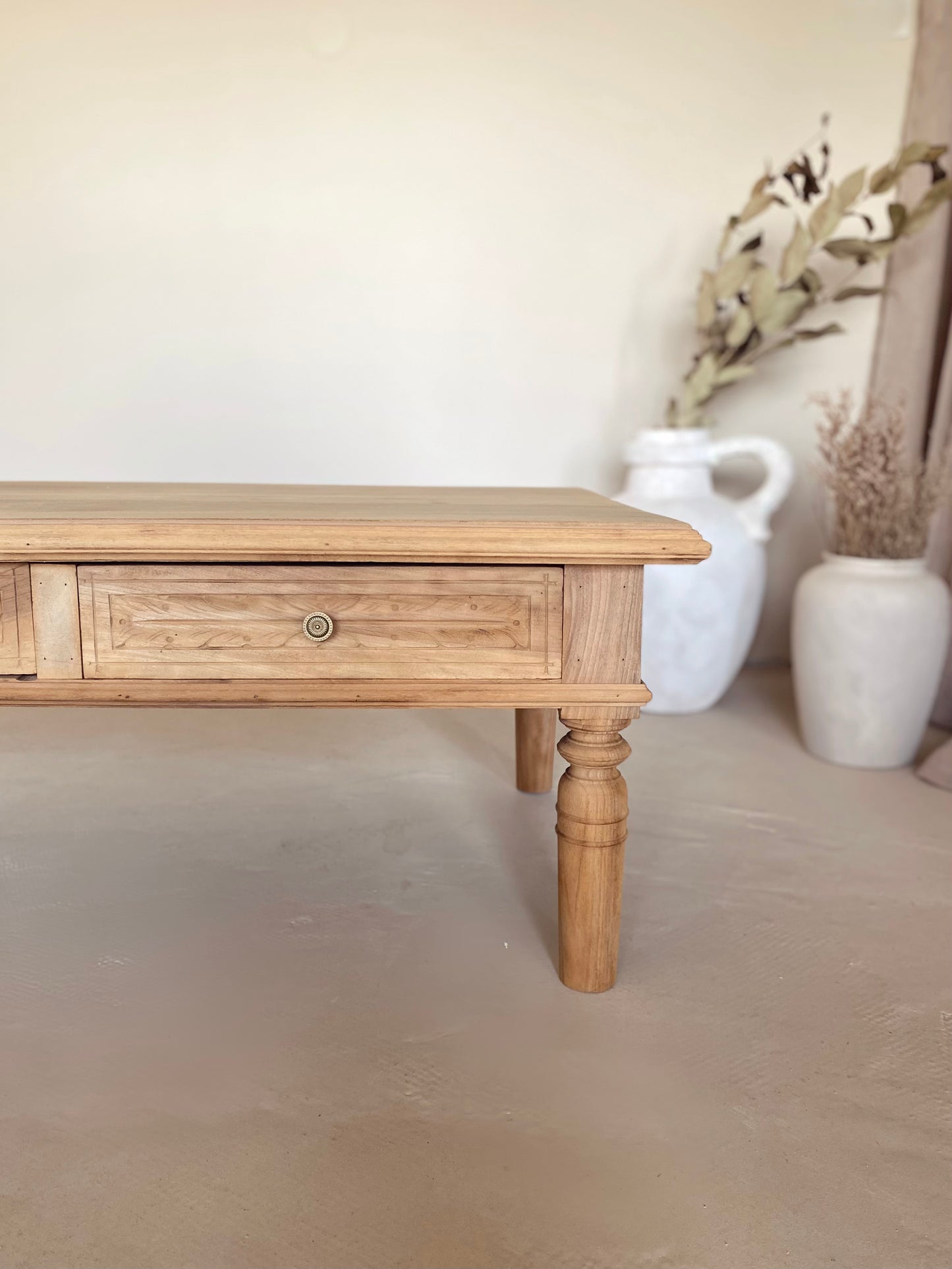 Table basse sculptée en noyer massif