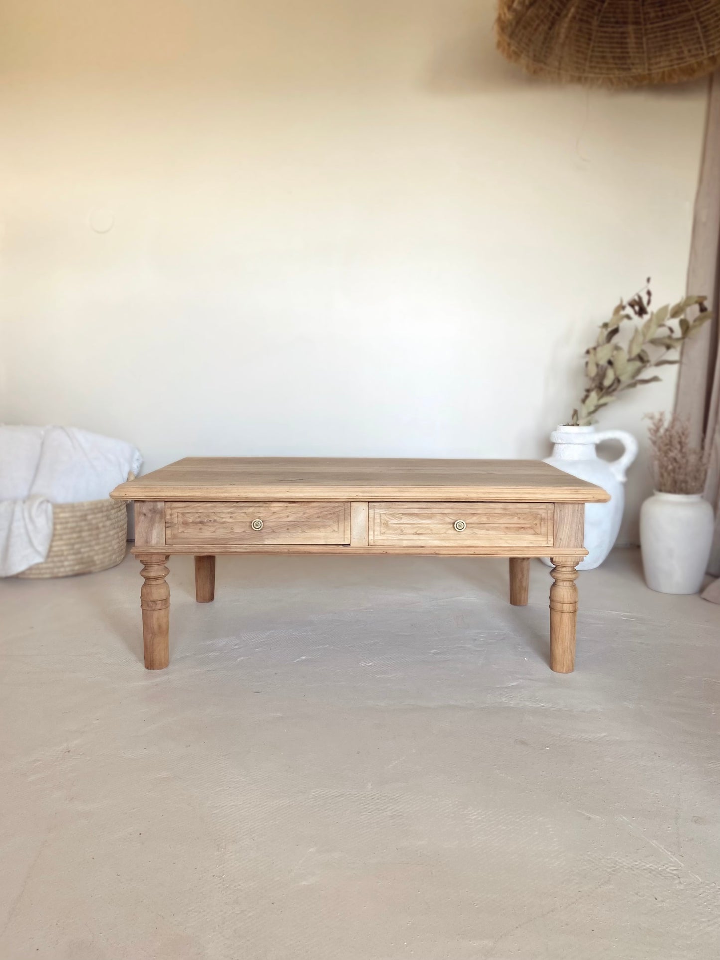 Table basse sculptée en noyer massif