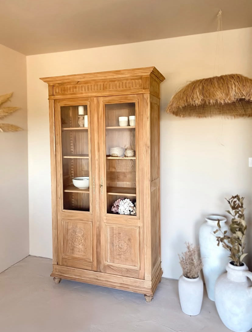 Vitrine en noyer massif