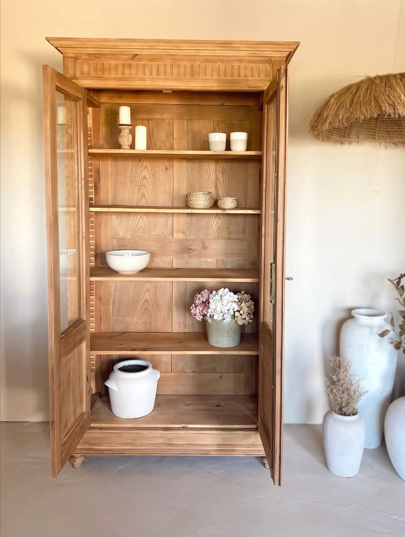 Vitrine en noyer massif