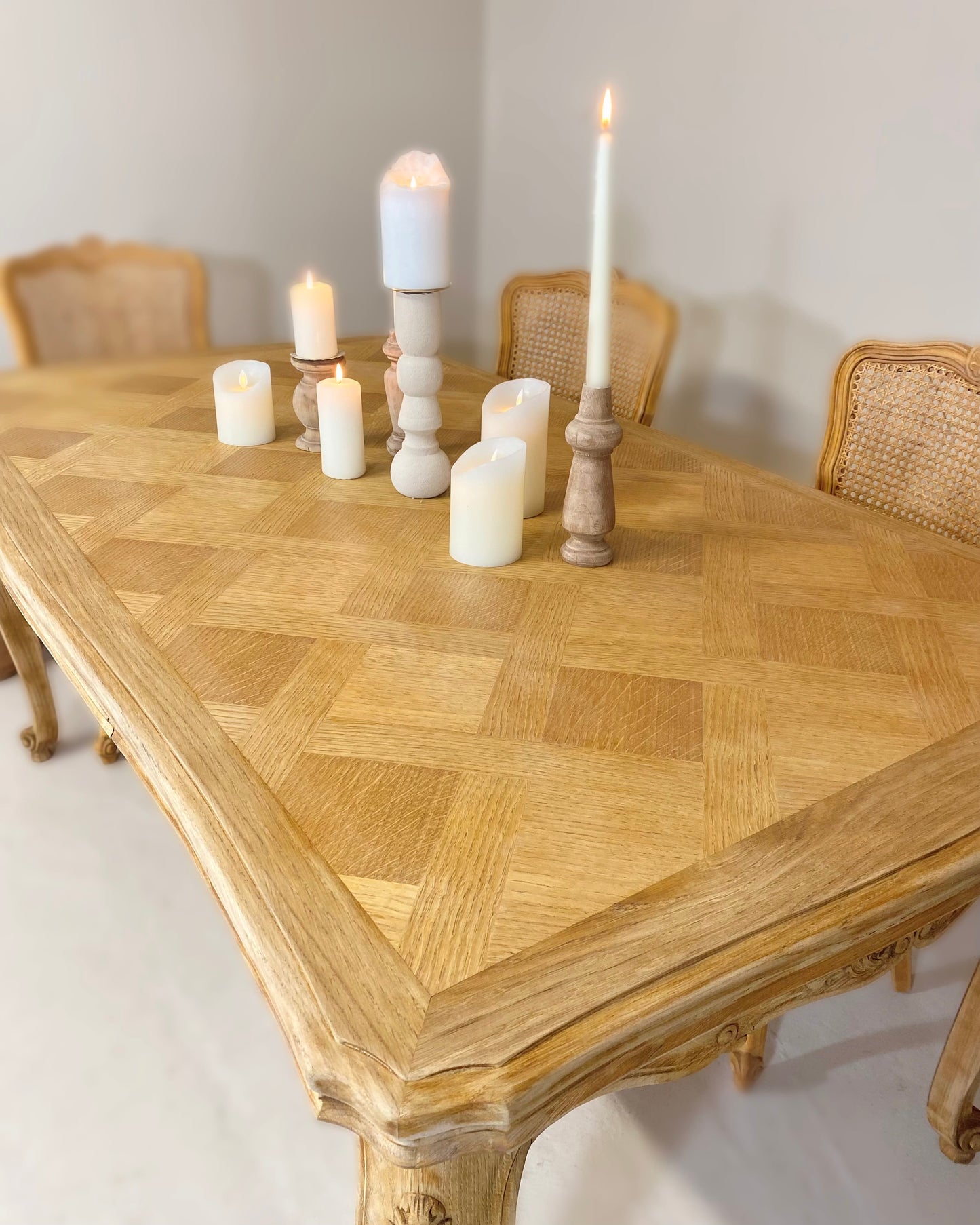 Table Louis XV en chêne + 6 chaises en hêtre massif et cannage