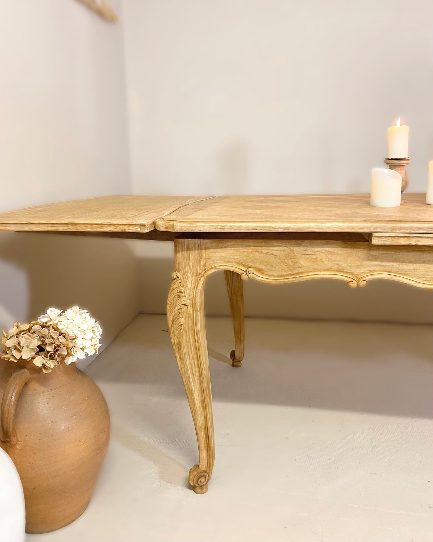 Table Louis XV en chêne + 6 chaises en hêtre massif et cannage