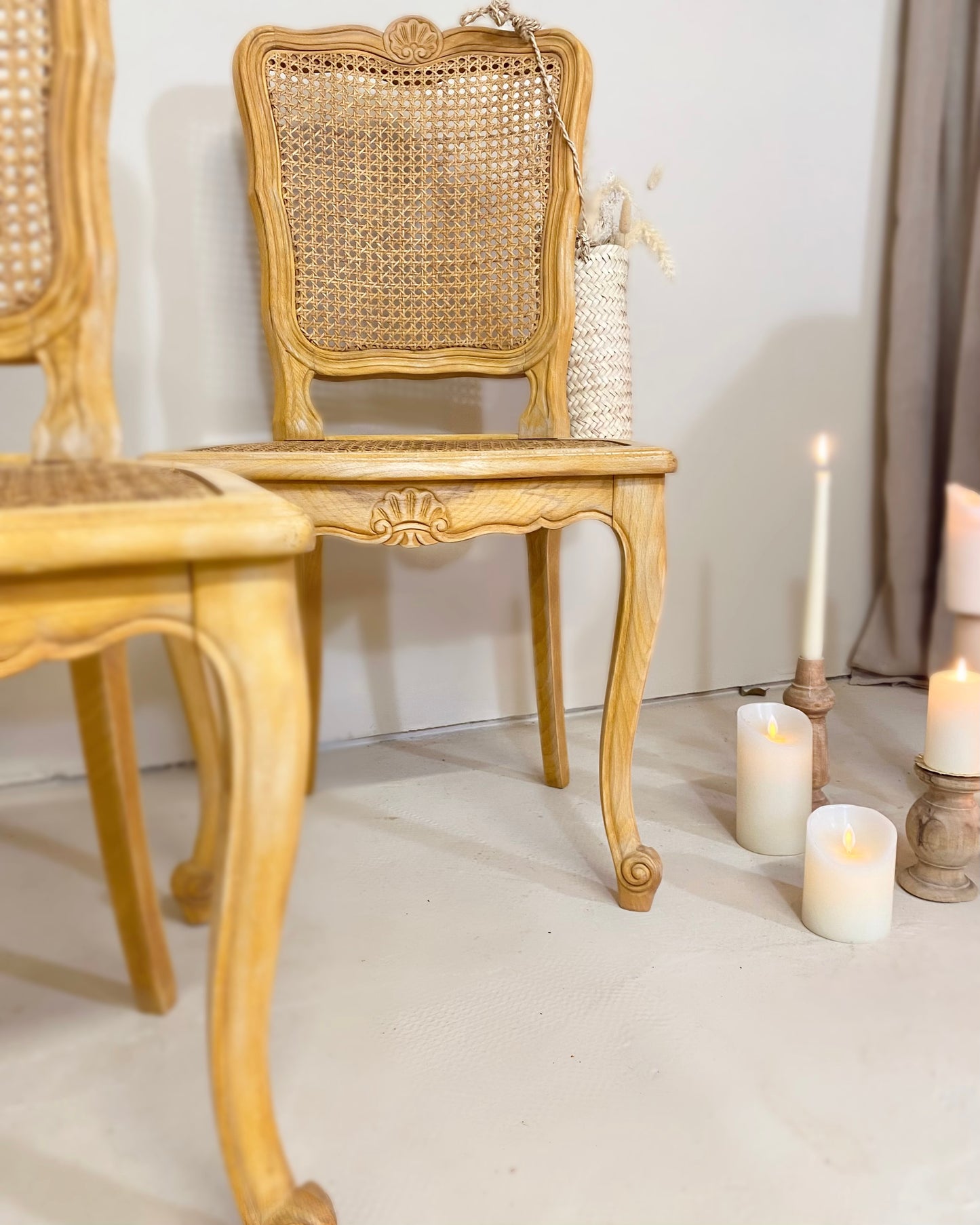 Table Louis XV en chêne + 6 chaises en hêtre massif et cannage