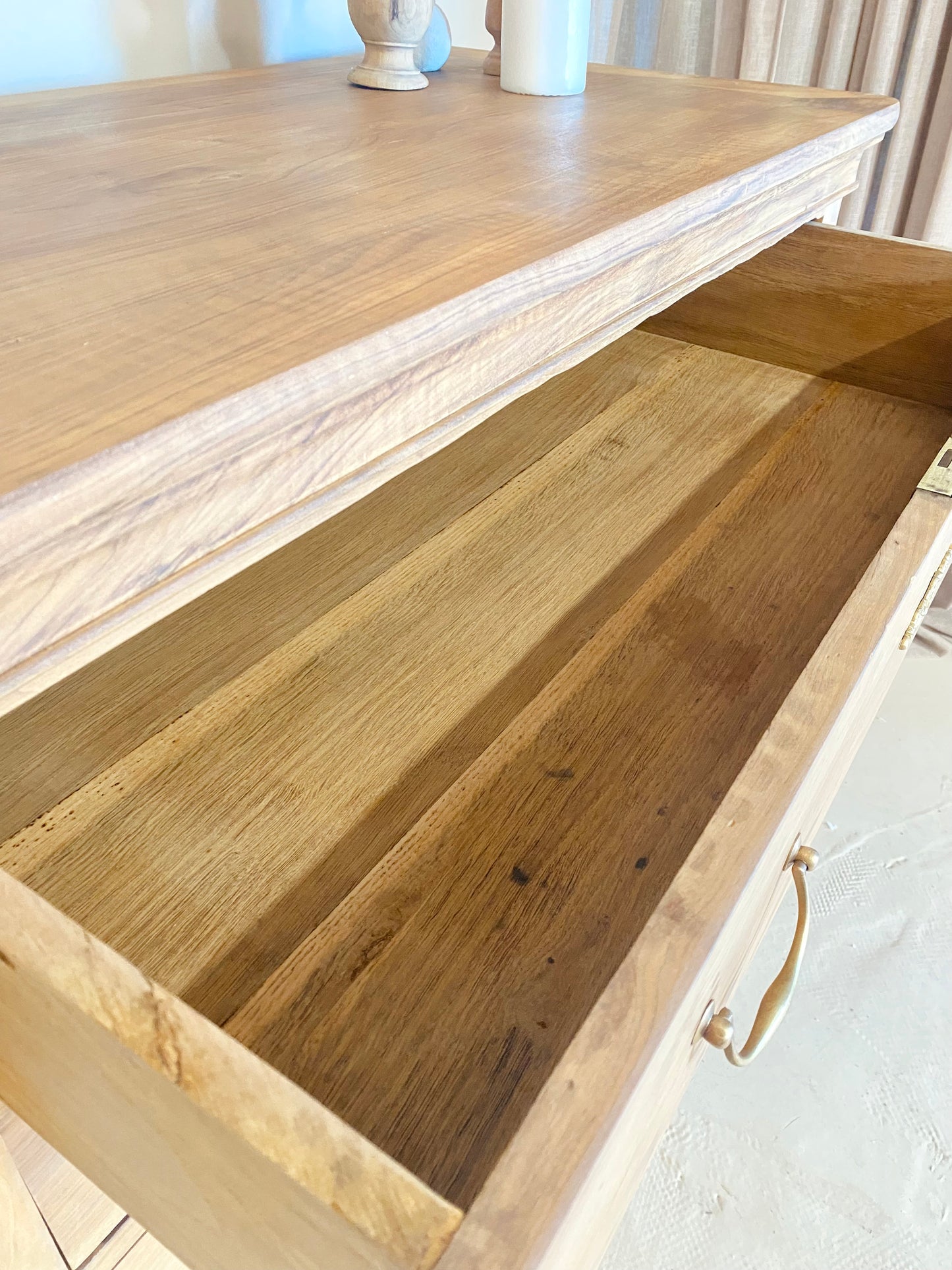 Commode ancienne en noyer massif