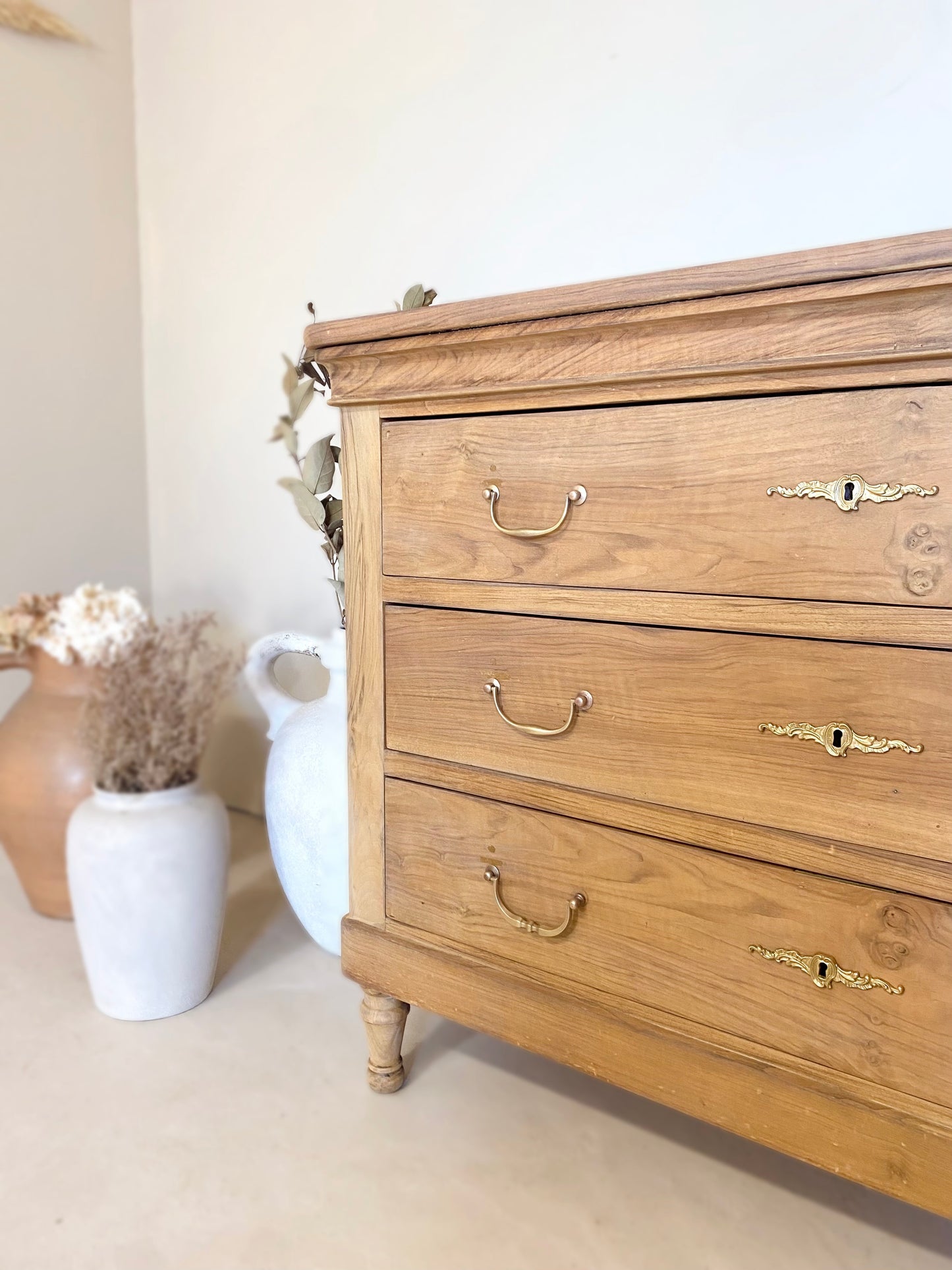 Commode ancienne en noyer massif