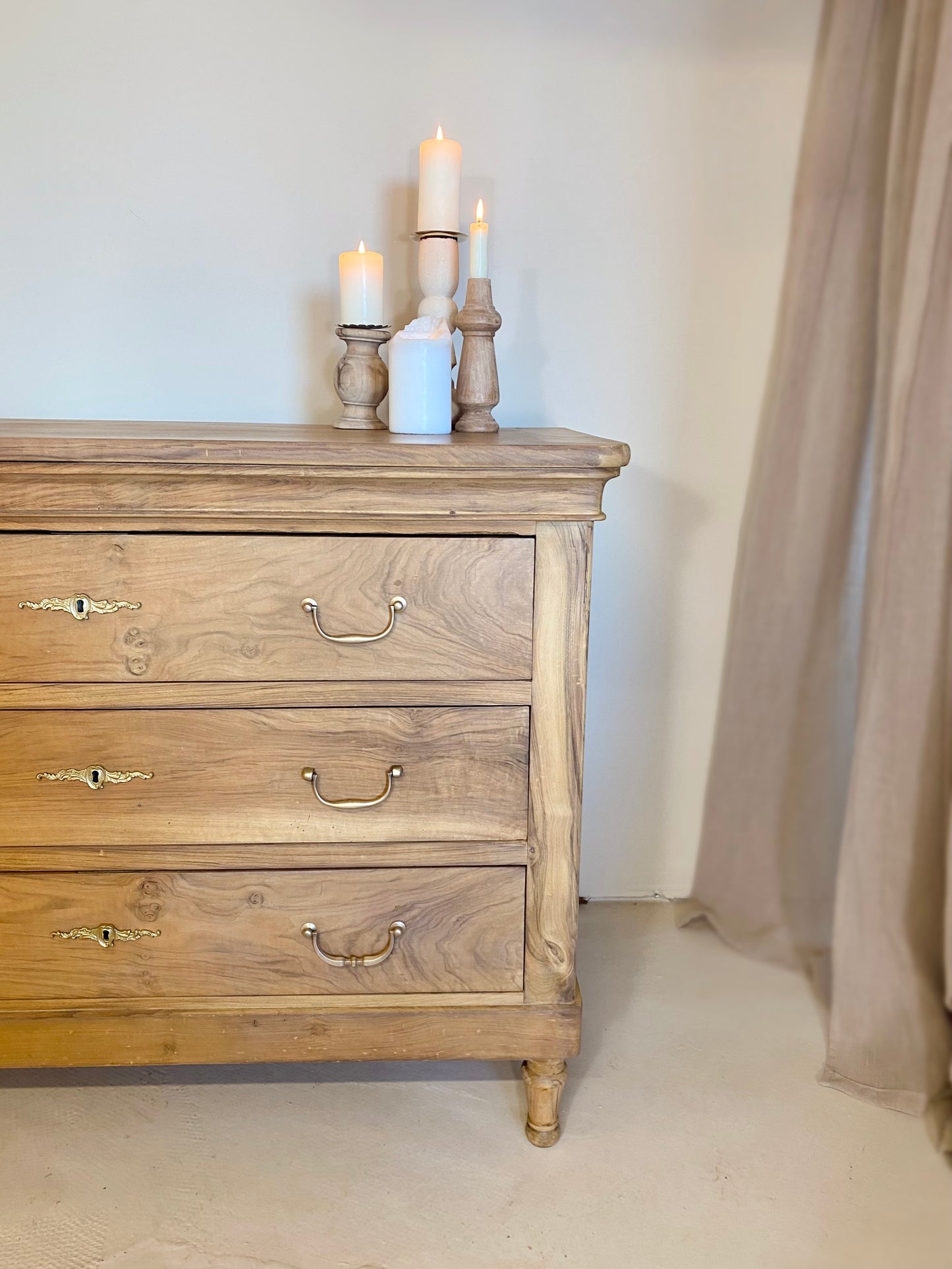 Commode ancienne en noyer massif