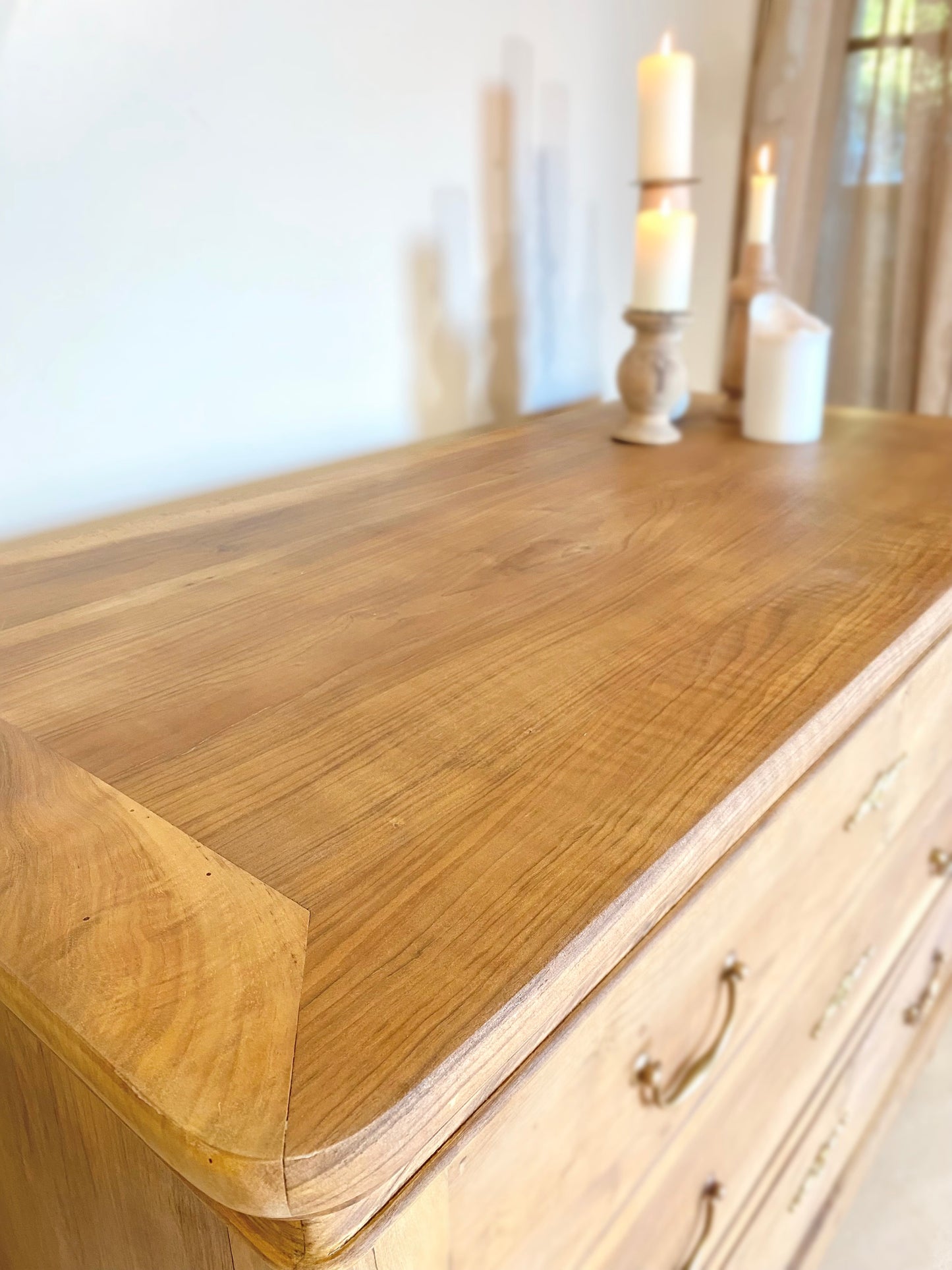 Commode ancienne en noyer massif